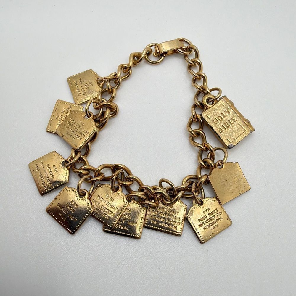 6" Vintage gold tone 10 Commandments & Bible charm bracelet w/ fold over clasp!